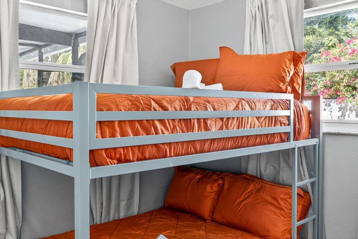 מיטה קומתית מלאה בחדר השינה מספר 3