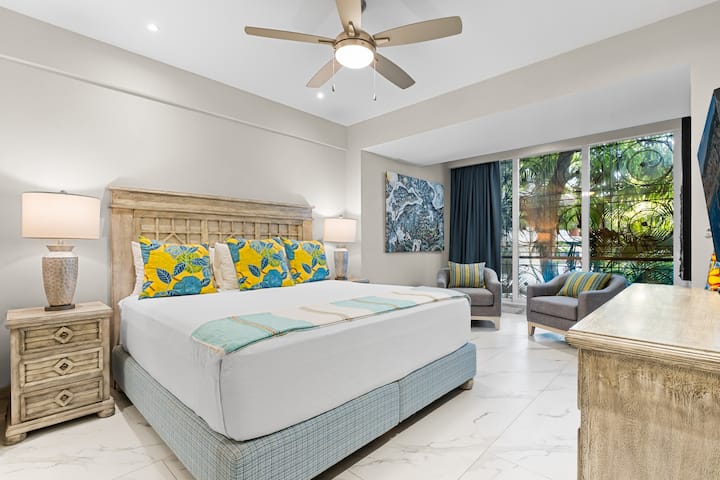 Dormitor pentru oaspeți cu pat king size - vedere la grădină și salon privat Petite