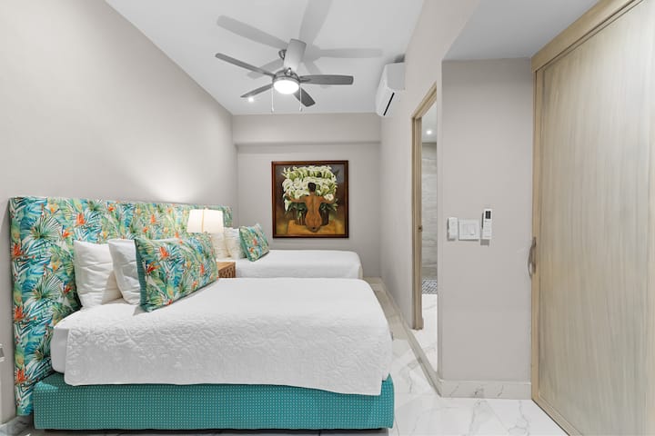 Dormitorul 2 al oaspeților, 2 paturi de o persoană - dulap și baie