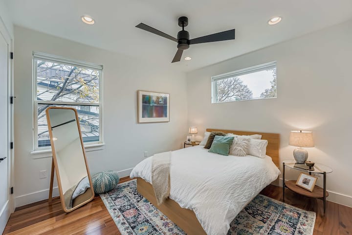 采光充足的明亮客房。