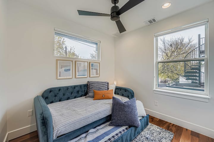 客房温馨舒适，有沙发床。