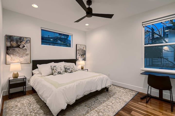 带吊扇和电视的客房