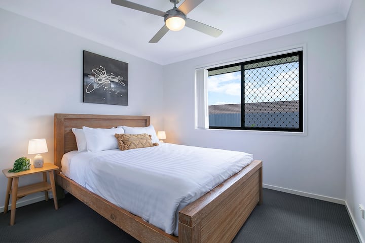 El segundo dormitorio ofrece una cama tamaño queen, un ventilador de techo, almacenamiento de ropa y un ambiente tranquilo para un descanso ininterrumpido.