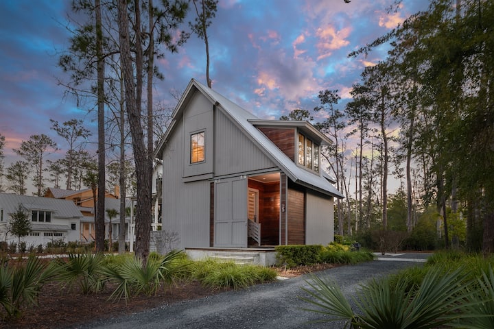 Modern & Unique Moreland Cottage With Firepit - Bluffton, SC