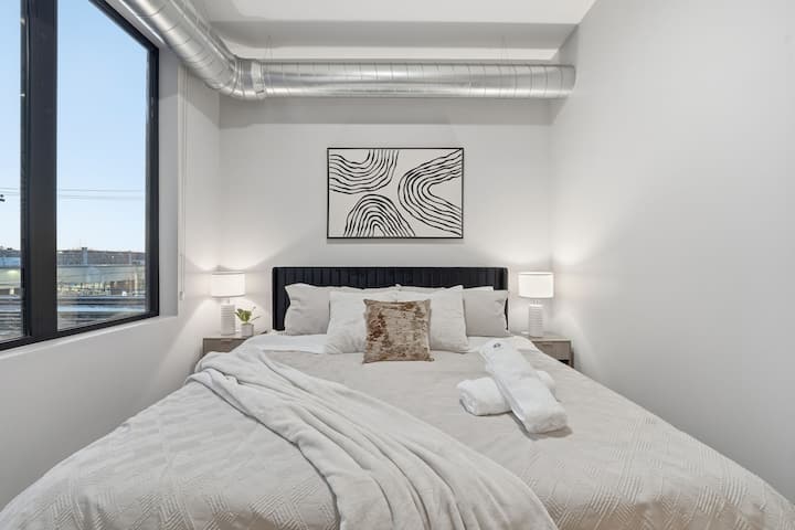 Configuración tranquila del dormitorio con iluminación suave y un diseño simple para un sueño verdaderamente reparador