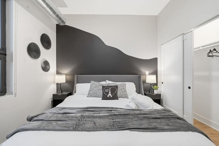 Diseño acogedor del dormitorio diseñado para noches relajantes y conversaciones fáciles