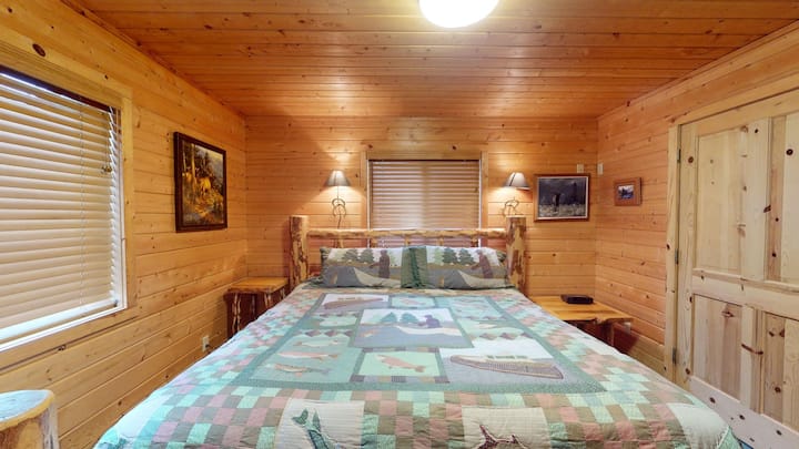 Dormitorio principal con una cama tamaño king.