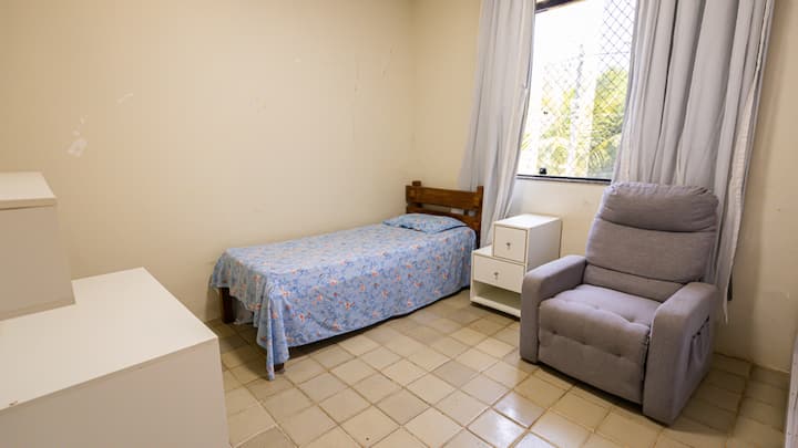 Quarto com cama de solteiro ideal para conforto e praticidade