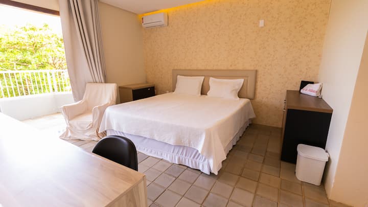 Quarto climatizado garantindo noites agradáveis e ambiente confortável