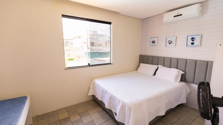 Quarto climatizado com ambiente aconchegante para noites tranquilas