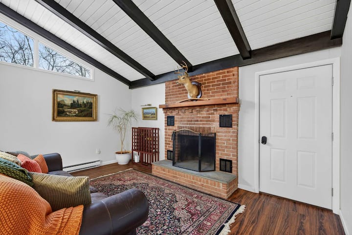 Mountain Retreat W/2 Living Spaces, Hot Tub & Deck - Breaux Vineyards, Purcellville