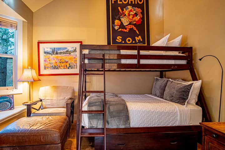 Ured u prizemlju s dodatnim prostorom za spavanje