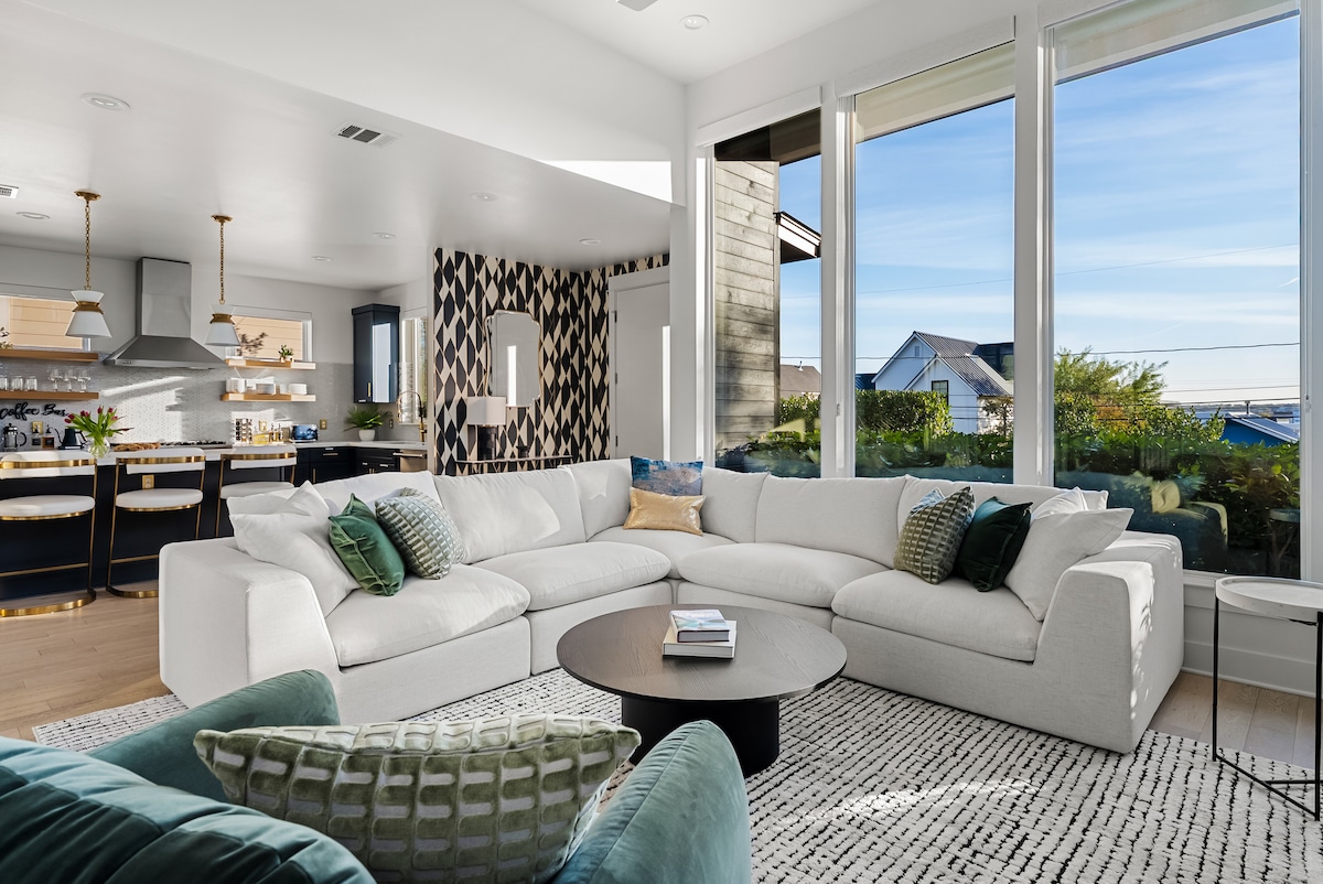 Popular Airbnb listing: Rooftop Retreat: Mins to DT, Heated Pool, Gameroom in Central East Austin