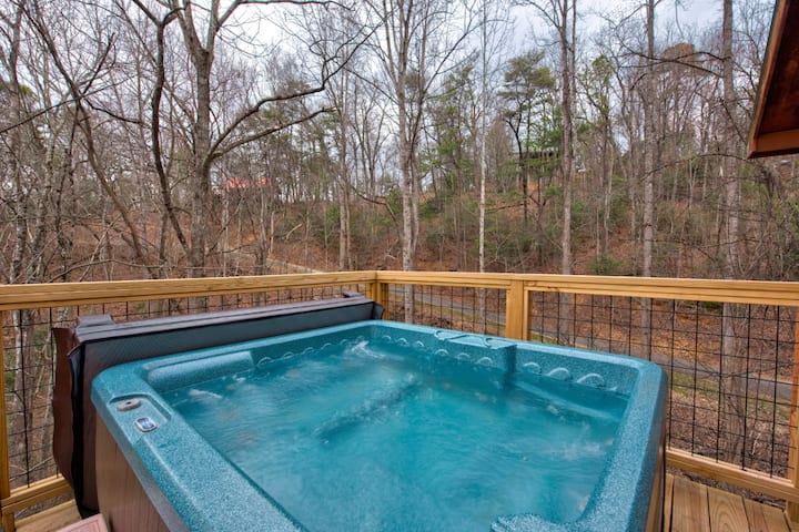 Charming 1bd+loft W/ Hot Tub | Firepit | Arcade - Gatlinburg, TN