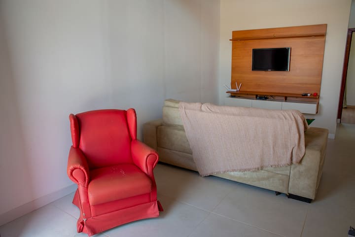 Sala de estar aconchegante ideal para descanso e convivência em grupo