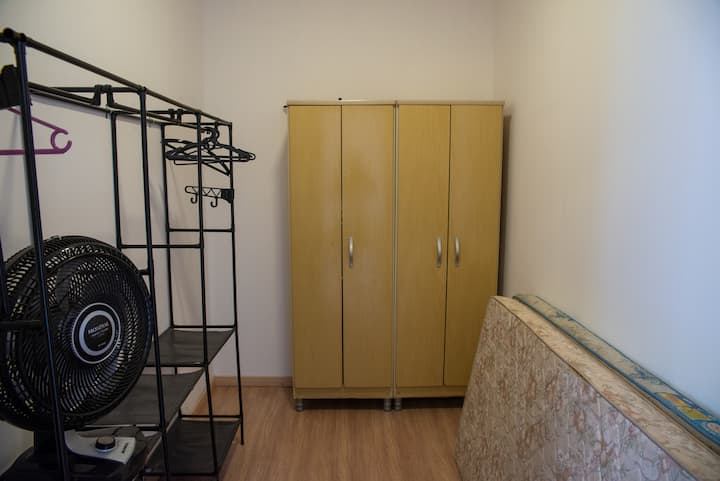 Arara com cabides oferecendo praticidade para organizar roupas e acessórios
