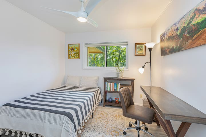 Tercer dormitorio con cama doble, aire acondicionado central y escritorio, ideal para trabajar a distancia o leer.