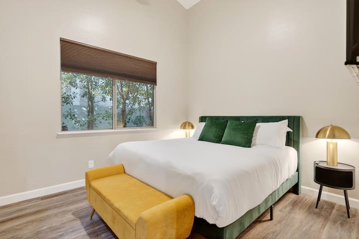 בחדר השינה 5 יש מיטת קינג סייז וטלוויזיה.