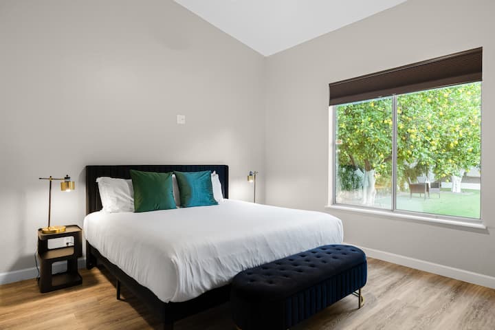 חדר שינה 4 כולל מיטת קינג וטלוויזיה.