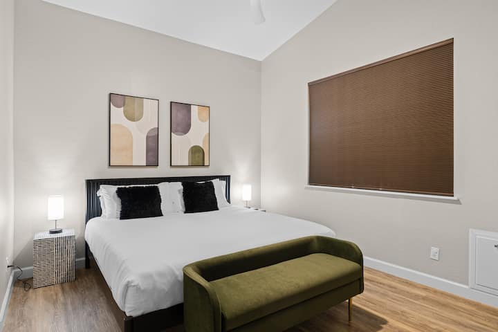 חדר שינה 3 כולל מיטת קינג וטלוויזיה.