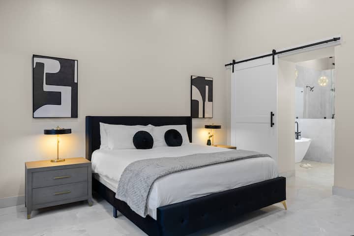 בחדר השינה 1 יש מיטת קינג סייז, טלוויזיה וחדר רחצה צמוד.