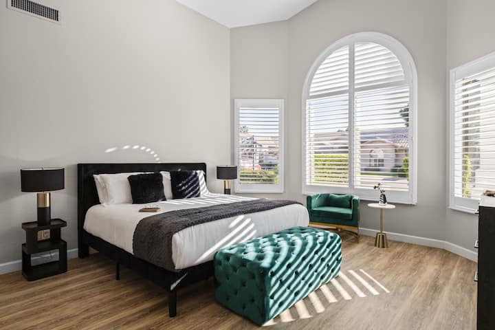 חדר שינה 2 כולל מיטת קינג וטלוויזיה.