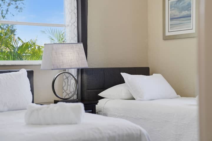 Spavaća soba 3 | Dva zasebna kreveta, podovi od pločica i opušten dizajn