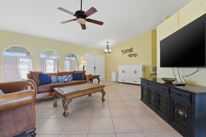 Dnevni boravak | TV na zidu | TV komoda i prozori s lukovima