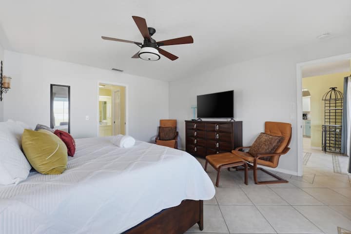 Spavaća soba 1 | Glavni apartman, privatna kupaonica i udoban prostor za sjedenje