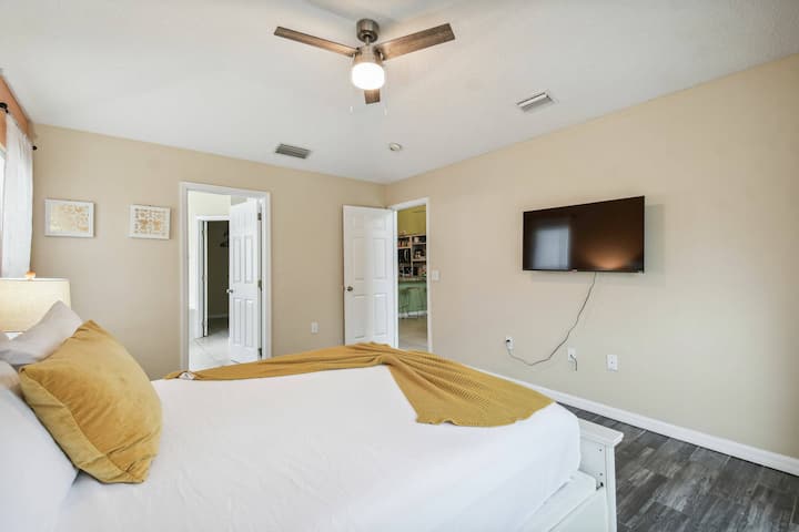 חדר השינה המואר והמאוורר הזה מציע מיטה נעימה עם כריות רכות, מושלם להירגע אחרי ההרפתקאות שלכם. תיהנו מהאווירה המרגיעה עם מאוורר תקרה מודרני וטלוויזיה המותקנת על הקיר, הכל על קירות בצבעים בהירים.