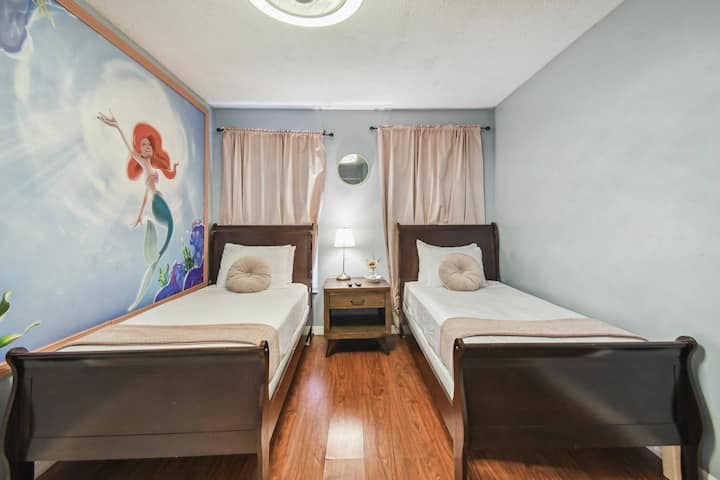 גלו את הקסם של חדר השינה המשתולל הזה עם שתי מיטות עץ מלוטשות, מציעות מצעים בצבע בז' רך וציור קיר תוסס. תיהנו מהאווירה העליזה שנוצרת על ידי סינון אור טבעי דרך הווילונות במהלך השהייה שלכם.