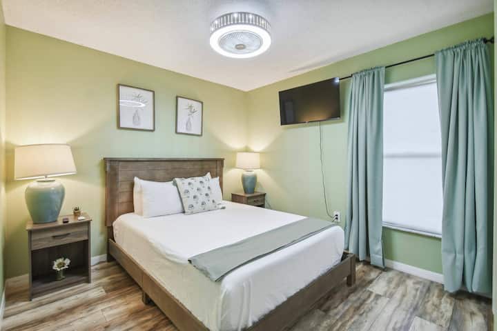 חדר השינה הנעים הזה, מואר ומאוורר, כולל פלטת צבעים ירוקה ומרגיעה, המשלימה מצעים קטיפה ויצירות אמנות אופנתיות. שידות הלילה האופנתיות, התאורה הרכה והחלון הגדול יוצרים אווירה חמימה ללילות שלוים.