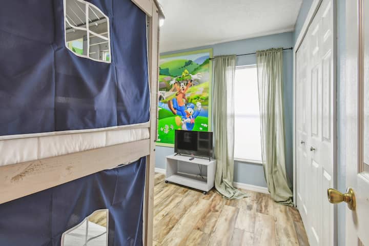 ברוכים הבאים לחדר מואר ועליז עם מיטת קומותיים כיפית וציור קיר צבעוני. תיהנו מהאור הטבעי הזורם פנימה, המדגיש את ריצוף הלמינציה האופנתי ואת פינת הטלוויזיה הנוחה, אידיאלית לרגיעה.