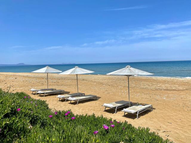 Golden sand beachfront villa, 6 Bedrooms, Rethymno gallery image 5