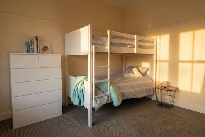 Chambre pour enfants avec lits superposés et grande armoire