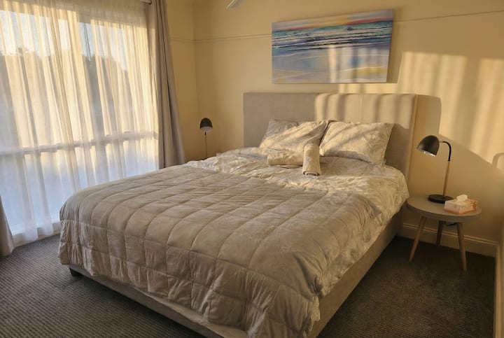 Chambre principale (LIT KING SIZE) avec coiffeuse avec miroir et peignoirs