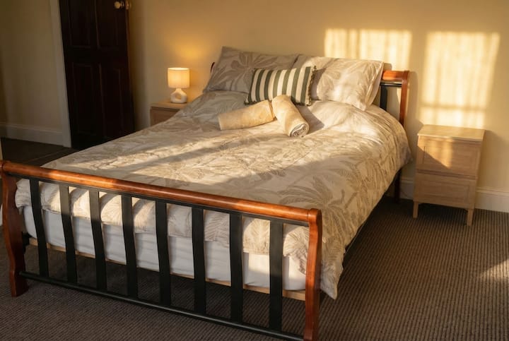 Chambre Executive avec lit Queen Size, tables de chevet et grande armoire