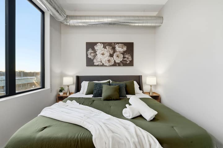 Udoban prostor za spavanje s mekom posteljinom i mirnom, urednom atmosferom