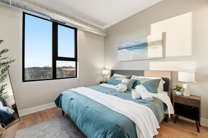 Opuštajuća spavaća soba u neutralnim tonovima i mirnom ugođaju