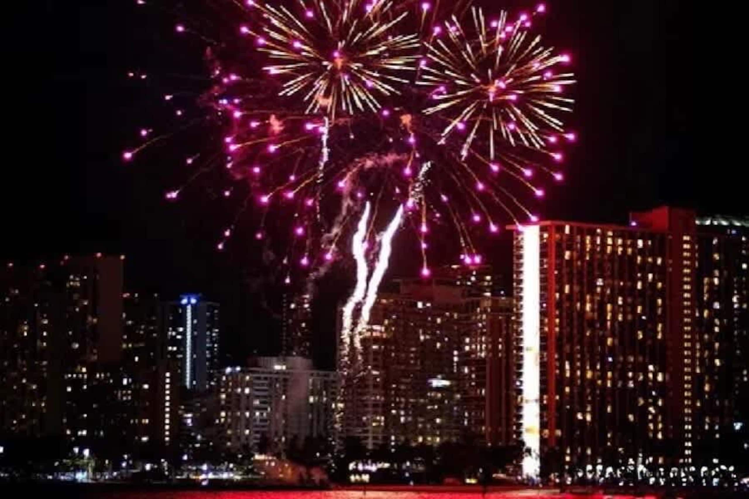 Waikiki 2BR/2BA w/ Ocean View Free Parking - Image 31