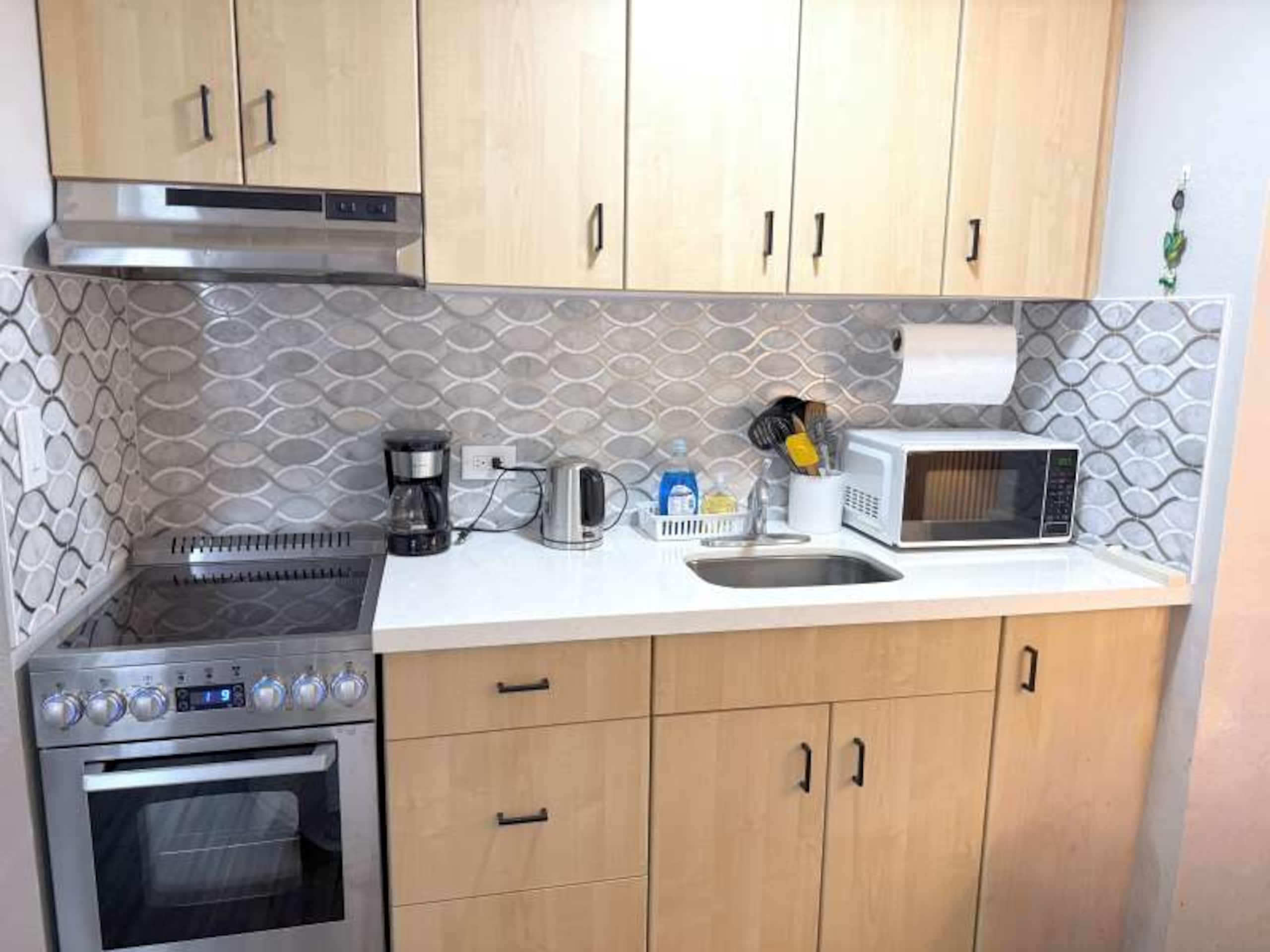 Waikiki 2BR/2BA w/ Ocean View Free Parking - Image 4