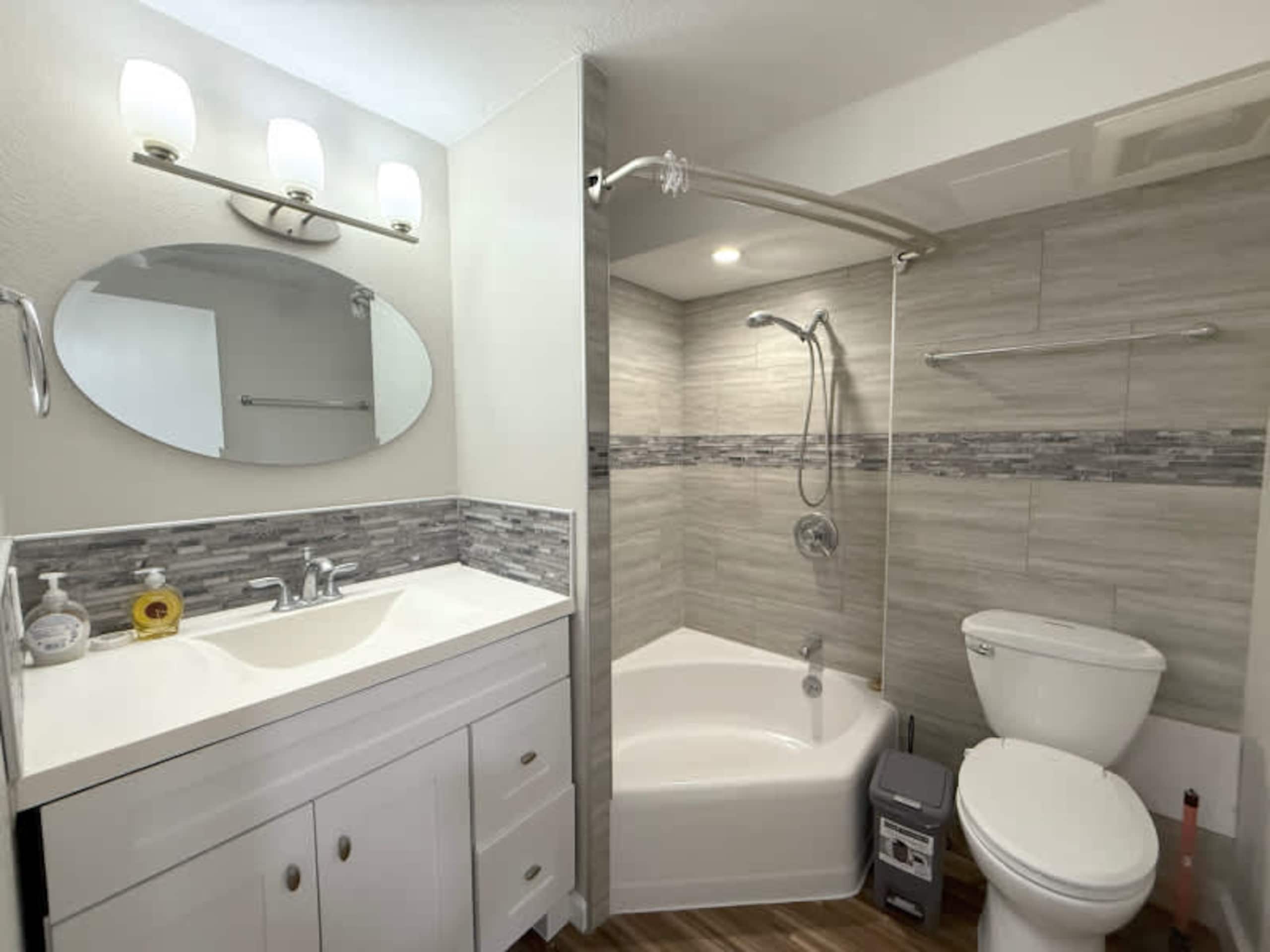 Waikiki 2BR/2BA w/ Ocean View Free Parking - Image 11