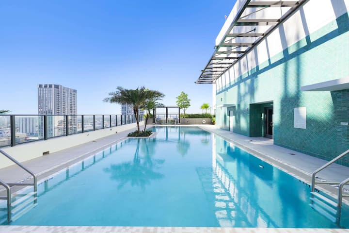 Miami Studio With Pool, Gym, Balcony -Free Parking - Miami, FL
