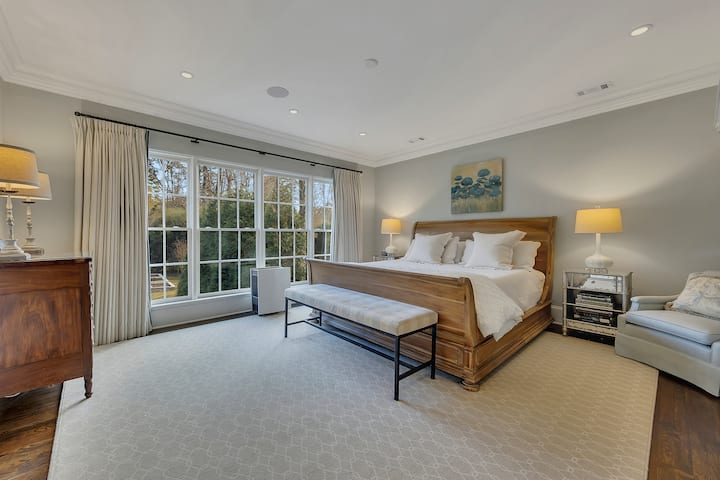 Spalnica 1 – okna od tal do stropa