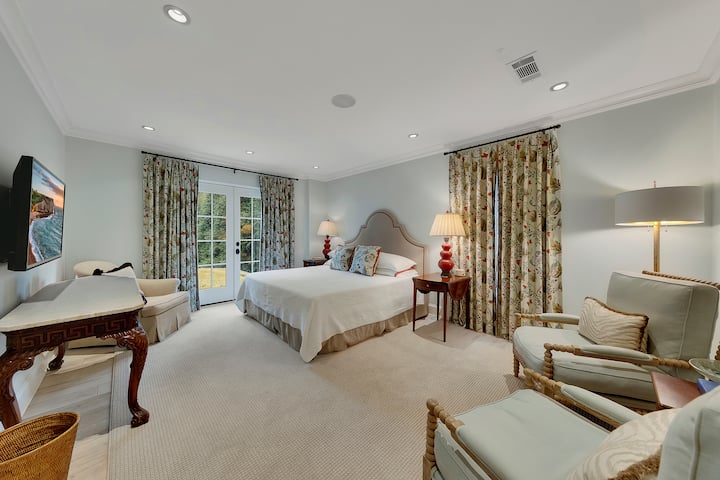 5. spalnica – osnovna raven v apartmaju za goste – širša zakonska postelja (King)