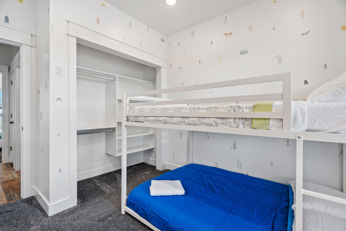 غرفة سرير واسعة مع مساحة تخزين كبيرة.