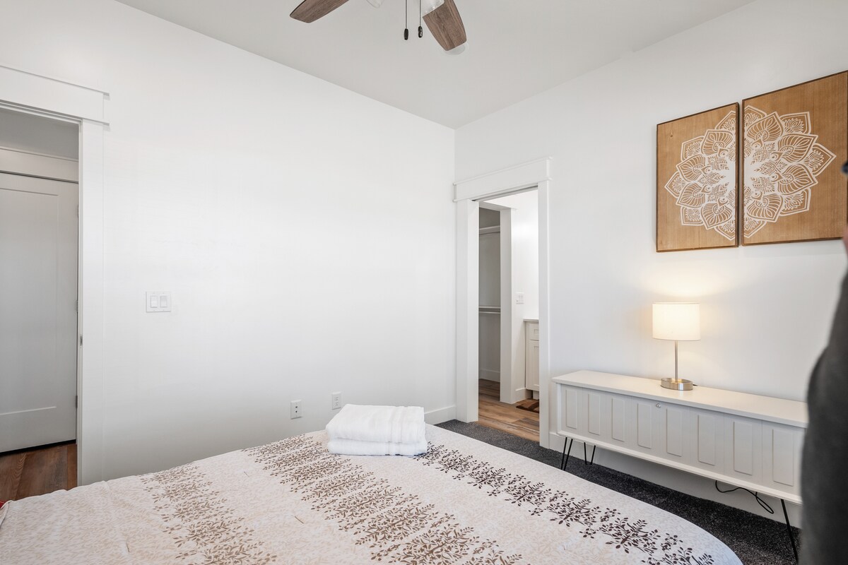 غرفة نوم مريحة مع سرير بحجم كوين، ومساحة تخزين واسعة، وتشطيبات حديثة.