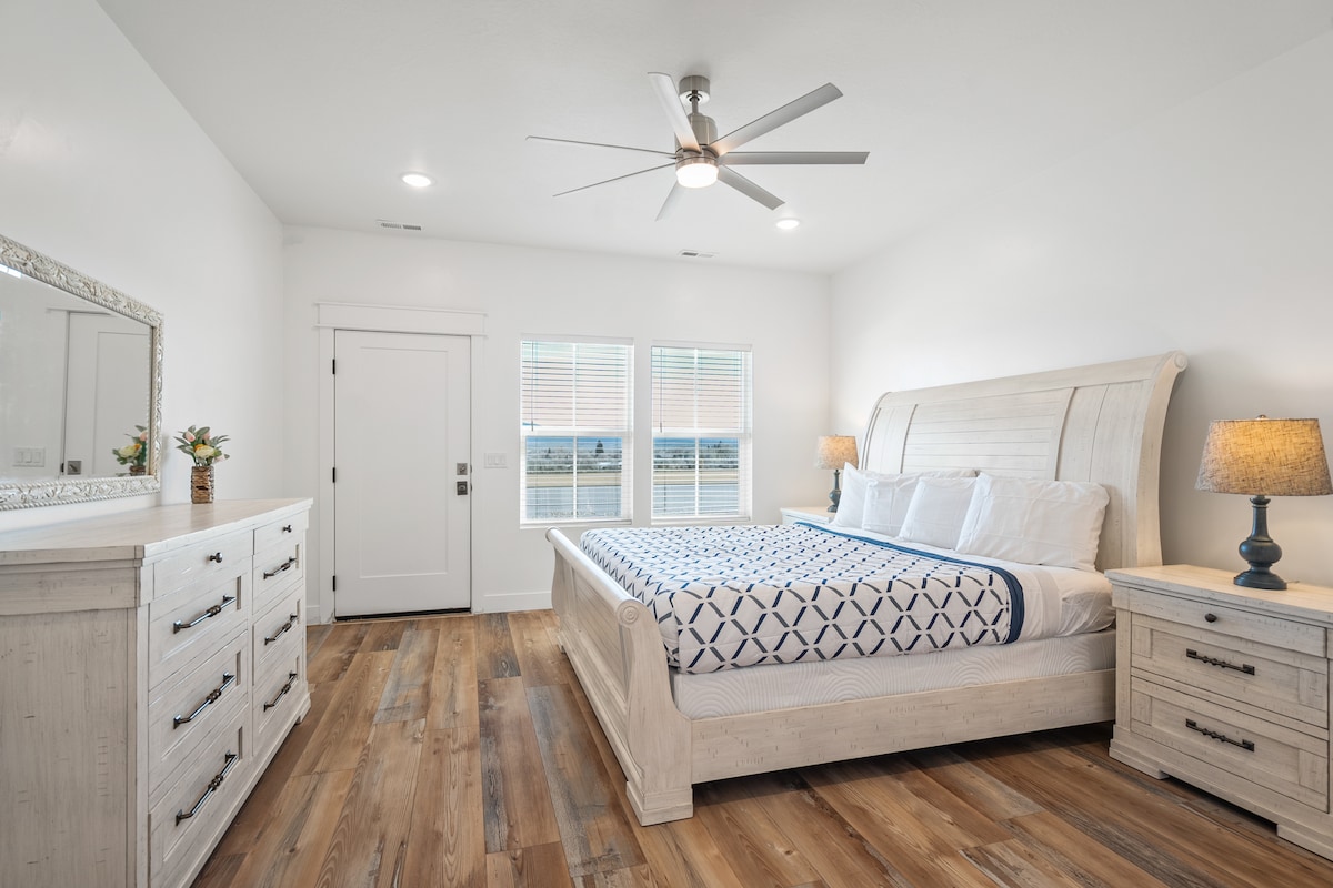 جناح رئيسي مع سرير كينج وحمام داخلي وإطلالات بانورامية على الجبل.