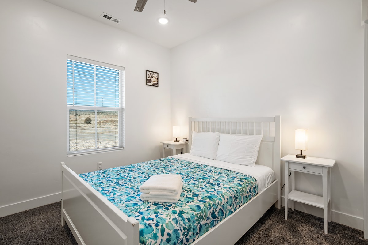 غرفة نوم مريحة بسرير بحجم كبير ومدخل حمام الردهة.