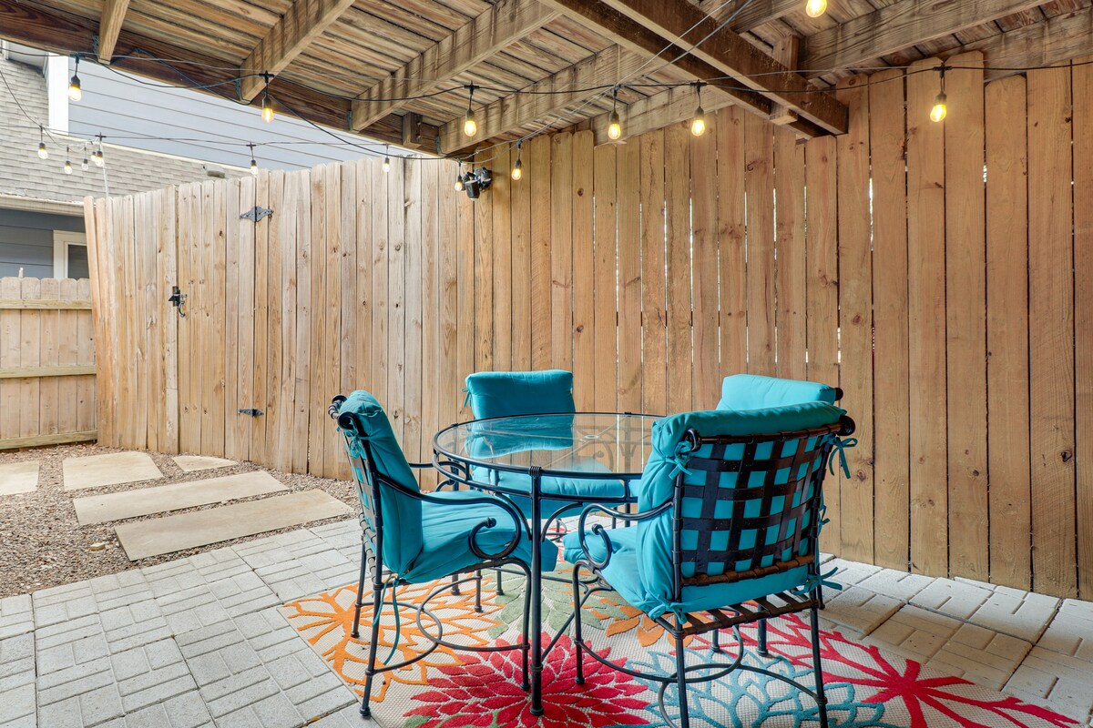 Successful Airbnb property: 3 Mi to Dtwn Austin! Sleek Apt w/ Private Patio in Galindo